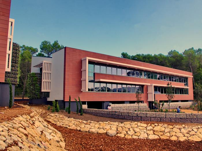 Vers des bâtiments tertiaires autonomes en énergie